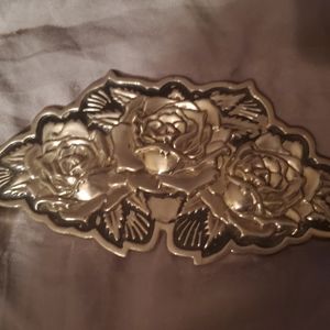 FAMOUS Stars & Straps Large Roses cast Metal Belt Buckle. Silvertone with black
